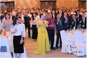 ​Nhan sắc và bản lĩnh của Host CEO Đặng Minh Anh tại Khai mạc Tân niên Cộng đồng Solar Toàn quốc 2026